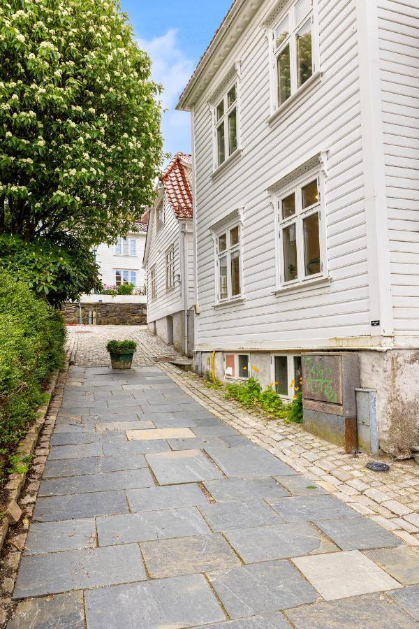 Behind Bryggen - Renovated - Budget Friendly ベルゲン エクステリア 写真